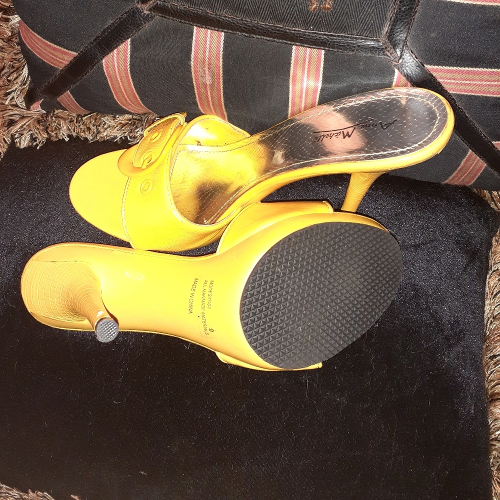 Anne Michelle gold heels with buckel